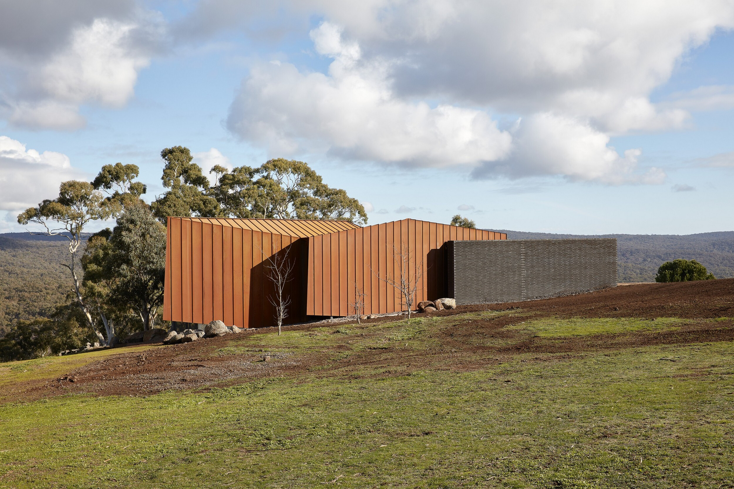 澳大利亚 Breakneck Gorge 度假屋 - 融入自然的折叠钢铁雕塑-25