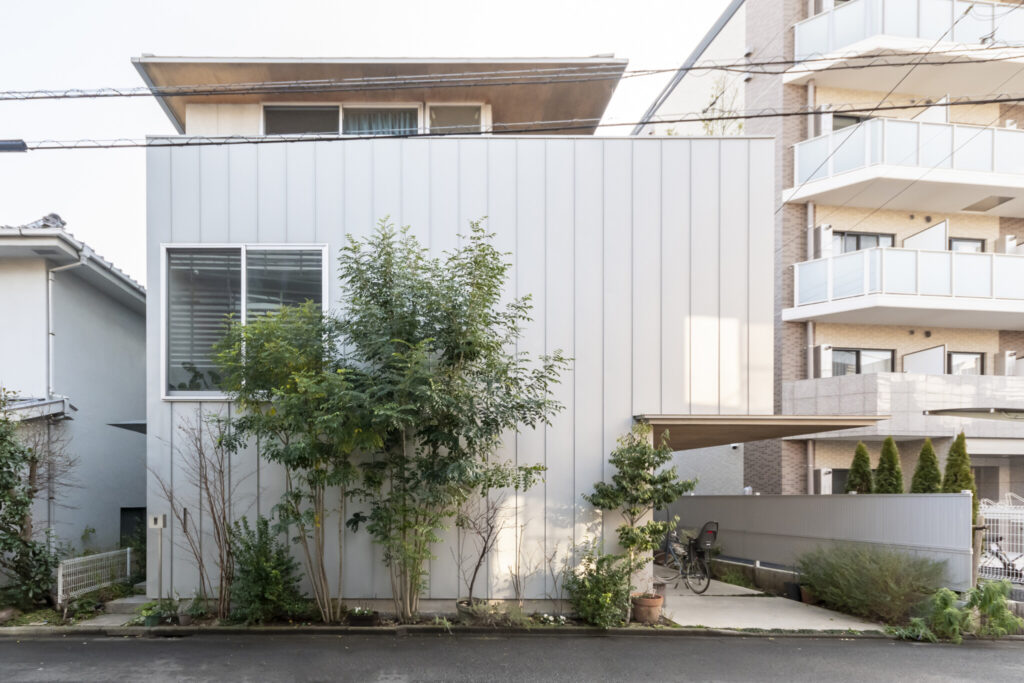 “路地庭”と“屋根庭”のある家　吹き抜けの窓を開けると心地の良い半屋外空間に | Architecture | 100%LiFE-19