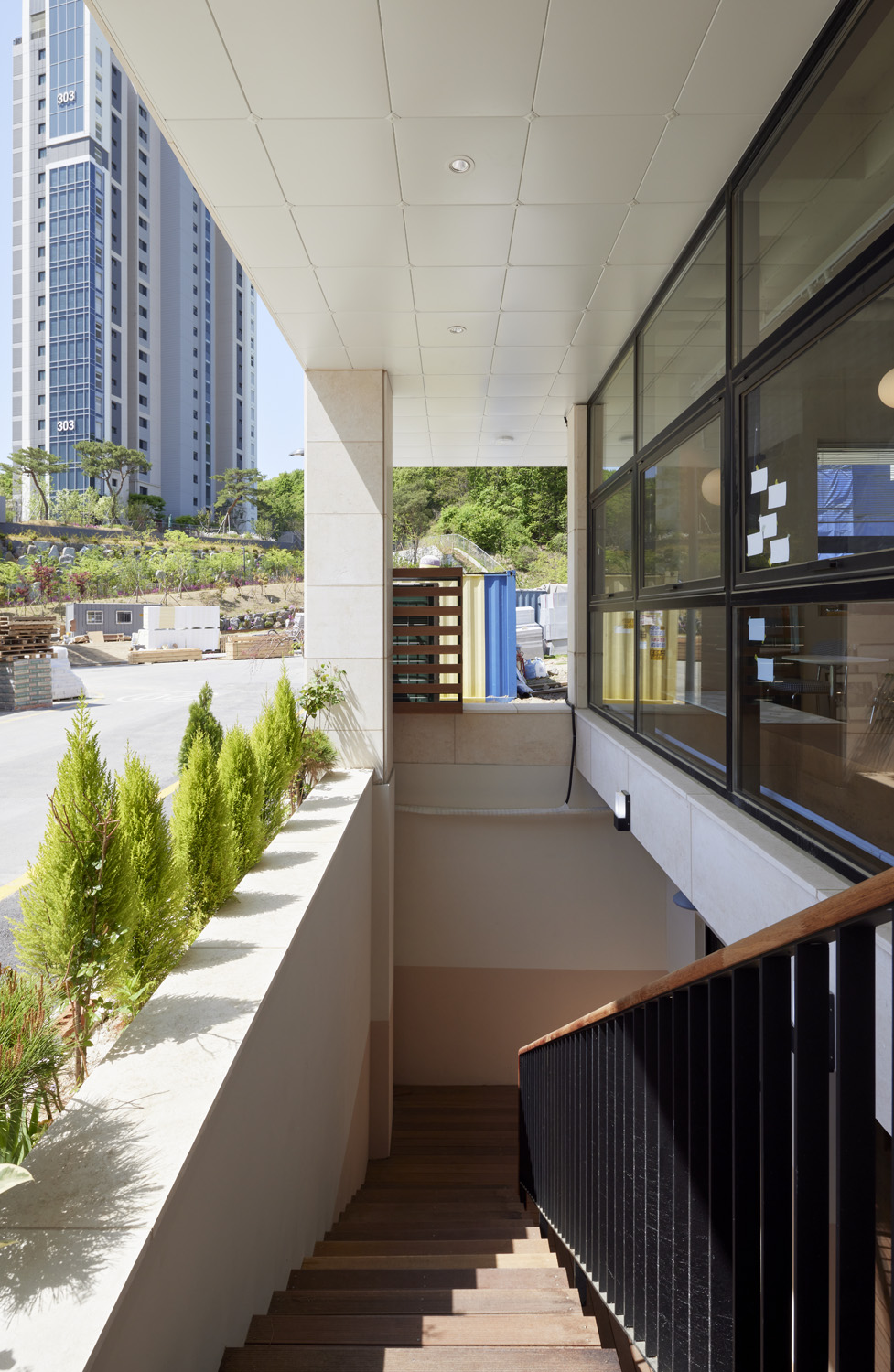 "50 平米白色木质甜品咖啡厅设计"-16