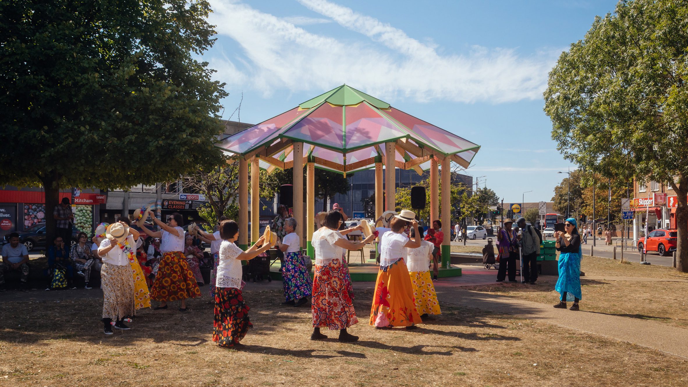 What Goes Around（可移动彩色当代音乐台）丨英国伦敦丨Charles Holland Architects-0