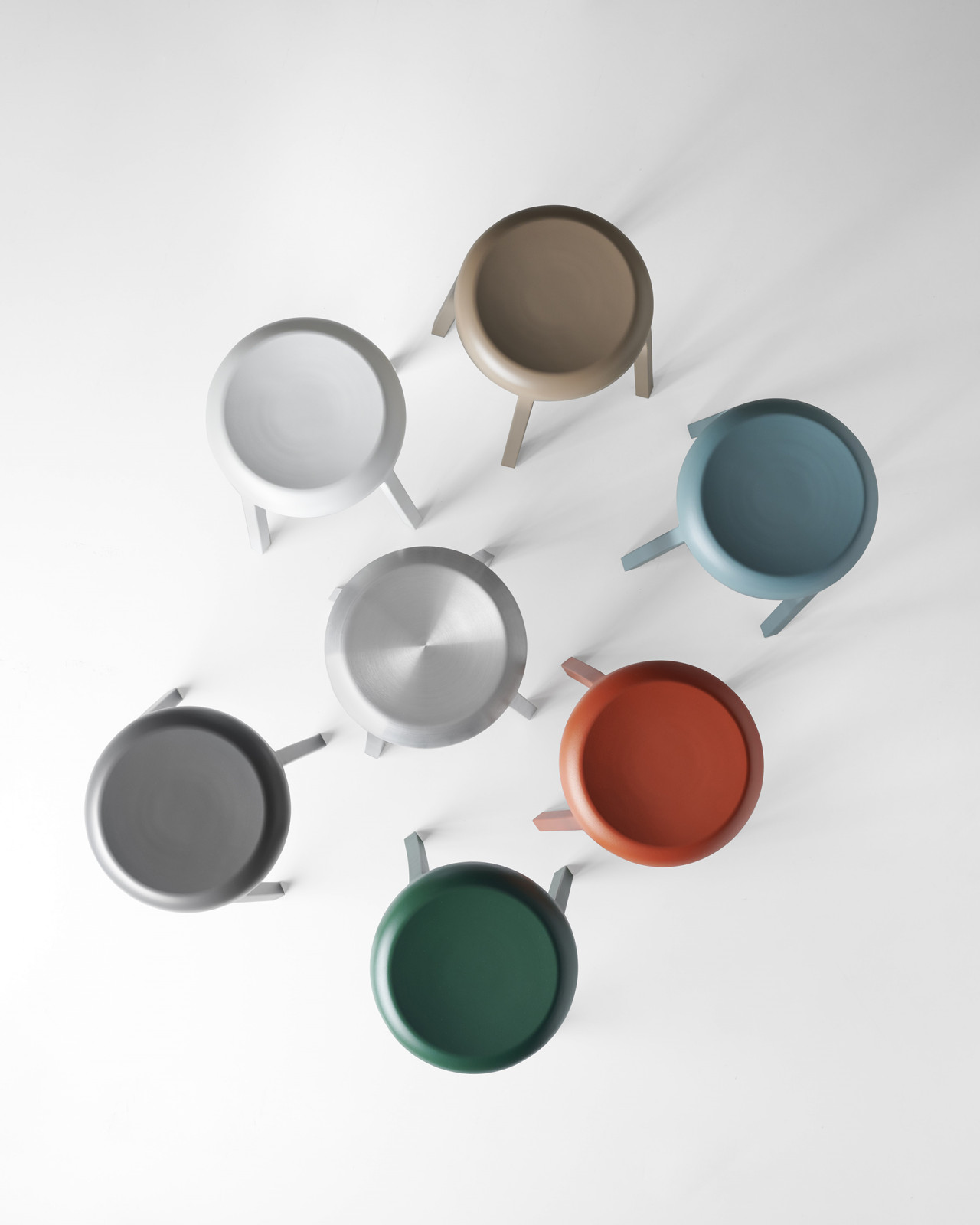 福山直哉与 Emeco 合作推出实用简约的 Za Stool-3