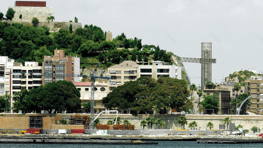 钢构电梯塔与办公楼 | 连接历史与现代的创意之作-0