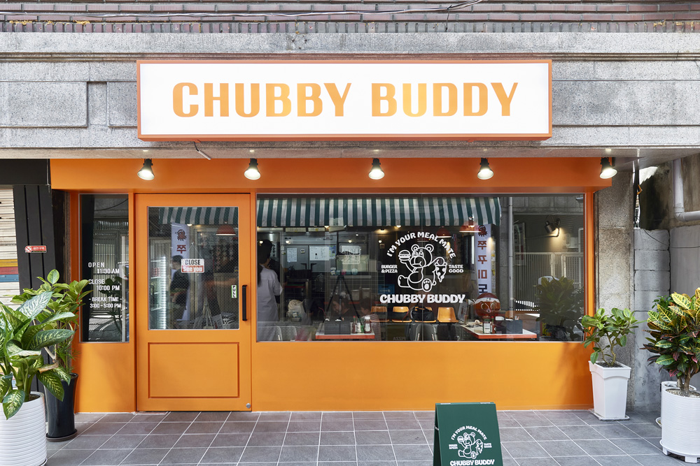 20 平米橙色亮点披萨店，打造极致室内空间-2