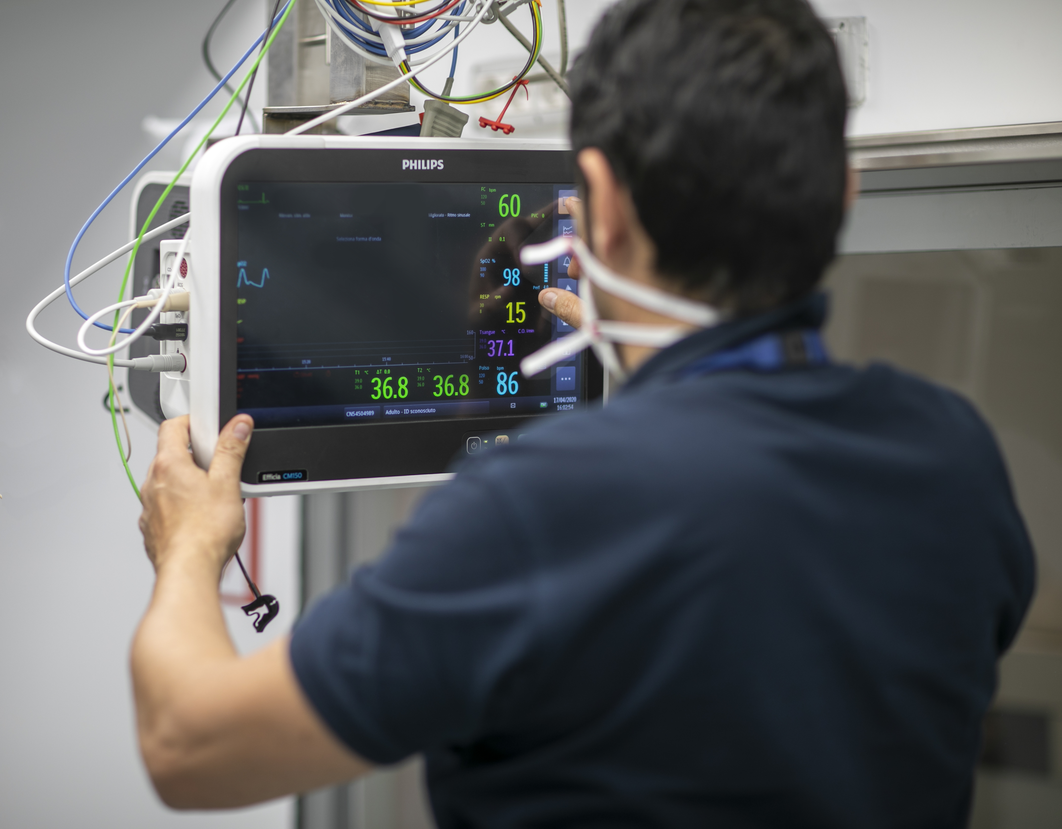 疫情下的紧急救治室·集装箱改建的 ICU 病房-21