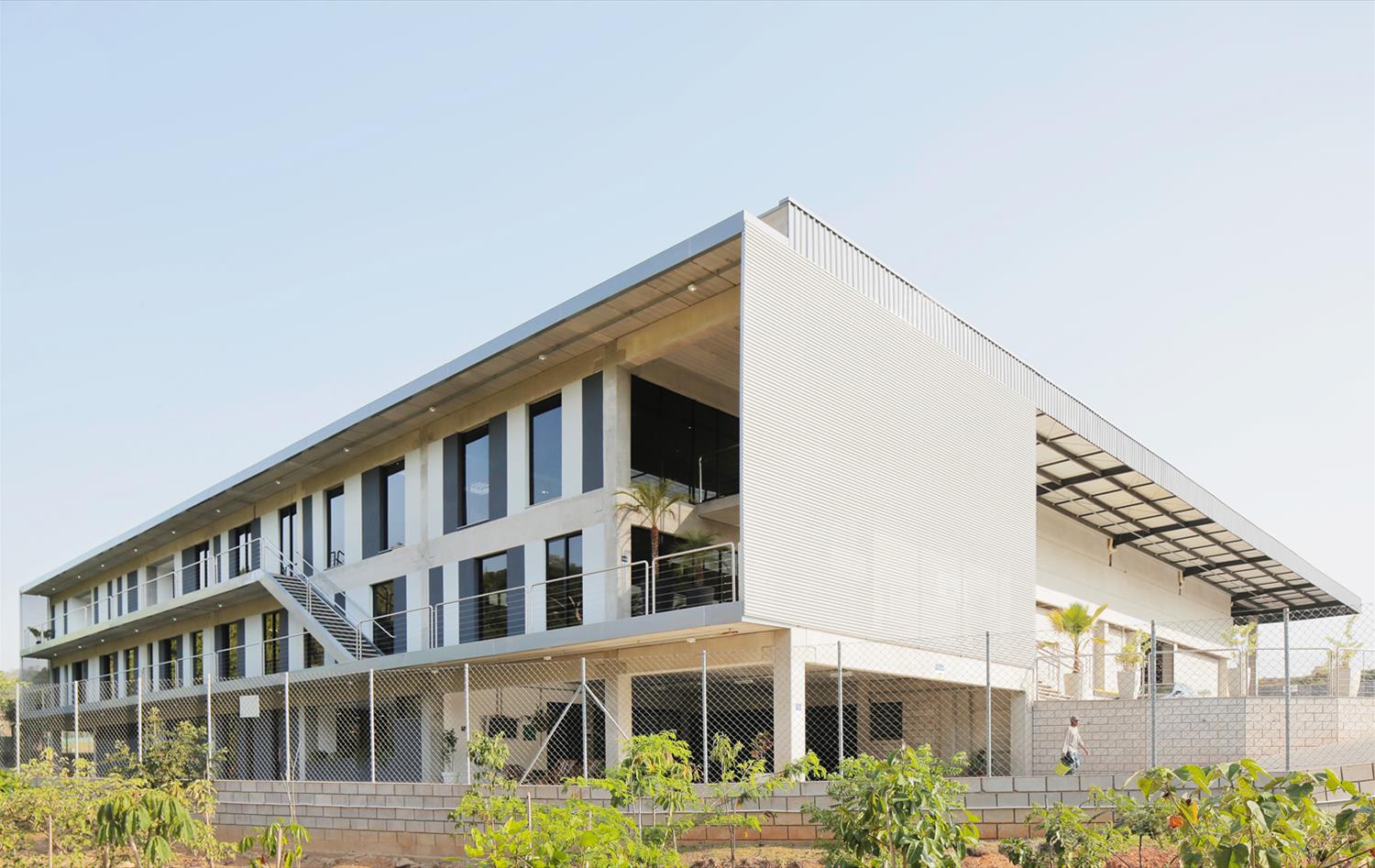 巴西 B&F Dias 工业建筑,尊重自然与现代工业风格的完美结合-5