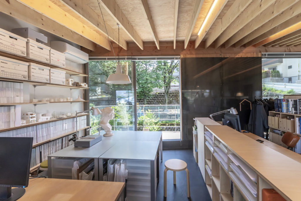 丘の途中に立つ家開放的で庭の一部のようなコンクリート造の空間に住む | Architecture | 100%LiFE-22