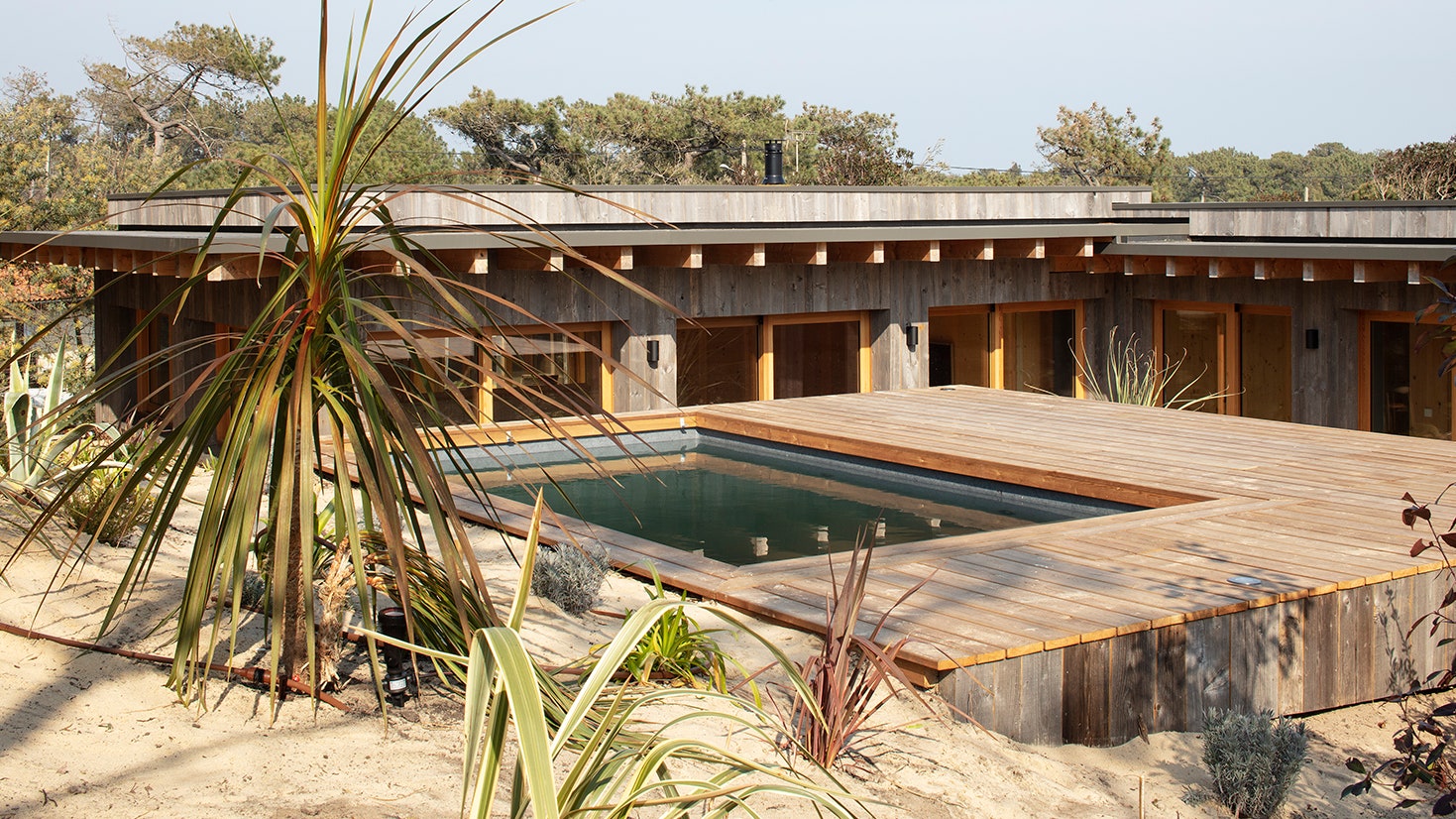 Au Cap Ferret, une maison japonaise minimaliste en bois, avec piscine | AD Magazine-0