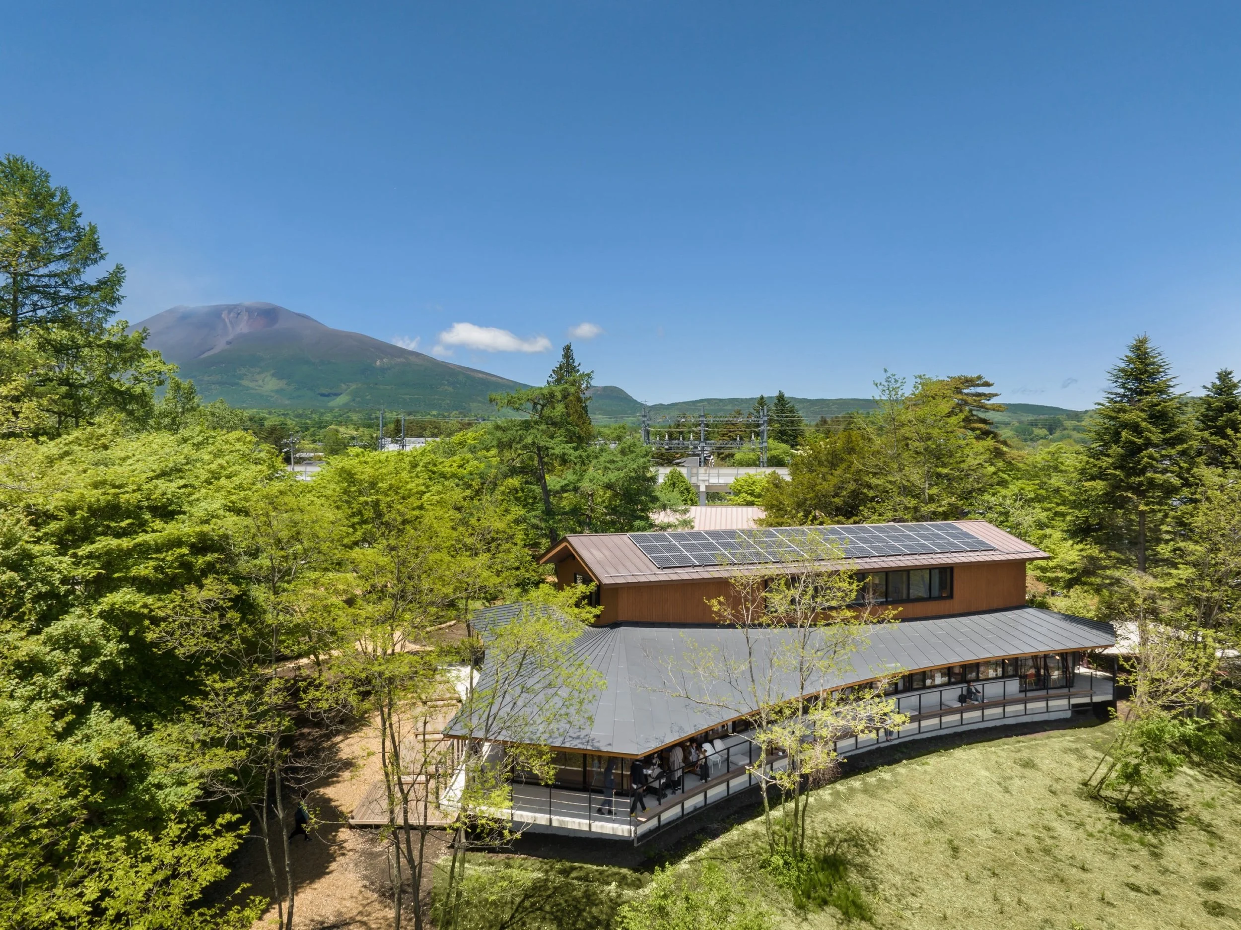 轻井泽公共广场（注：Commongrounds直译为公共场地，这里结合实际情况意译为公共广场，Karuizawa是常见地名轻井泽 ） 丨日本长野丨Klein Dytham architecture-2