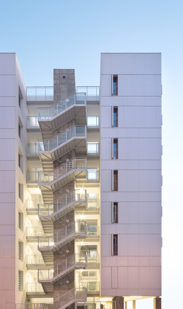 Madrid Adelfas 98 绿色住宅大楼，双体积设计优化自然光-52