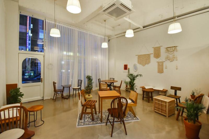 温暖 14 坪的“白色&木质”咖啡馆设计-5