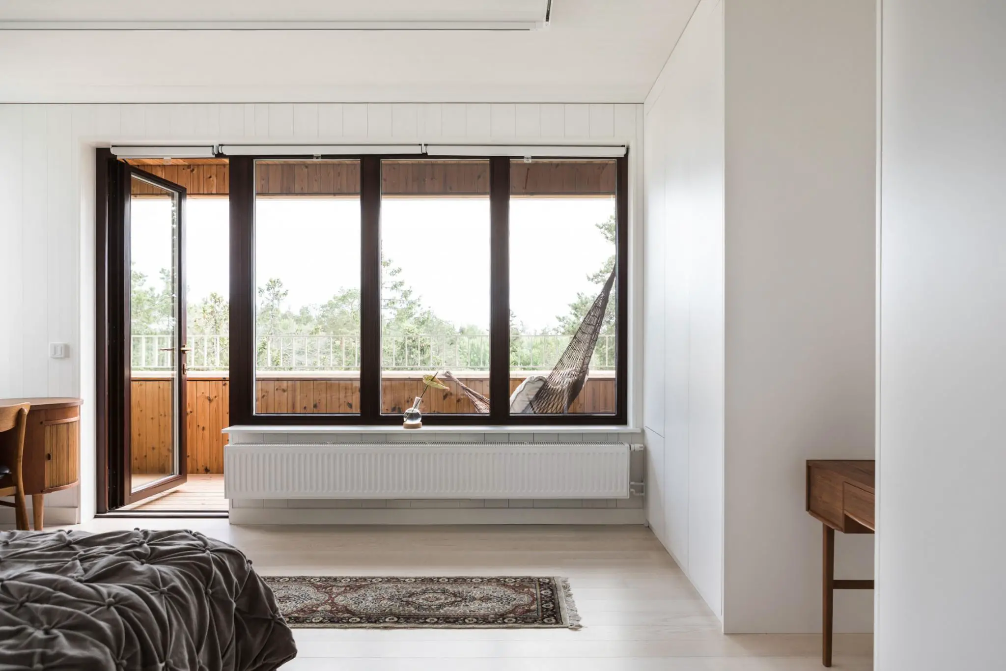 现代木质别墅的屋顶露台与极简内饰设计-11