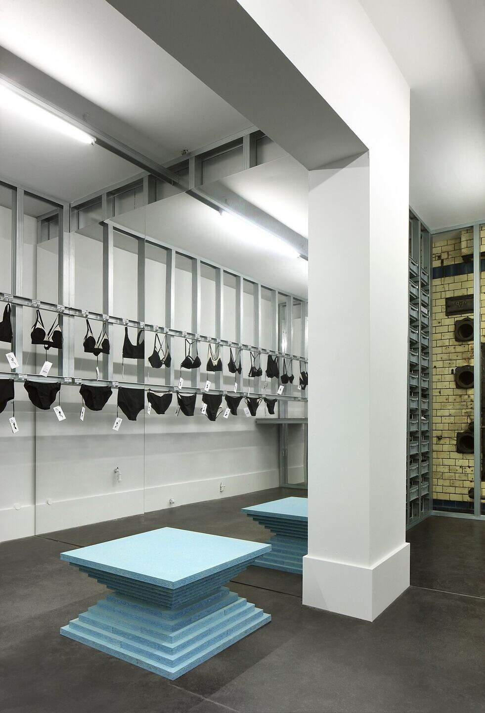 旧烘焙坊中的精美内衣店-43