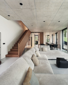 旭日草地之屋丨保加利亚丨I,O architects