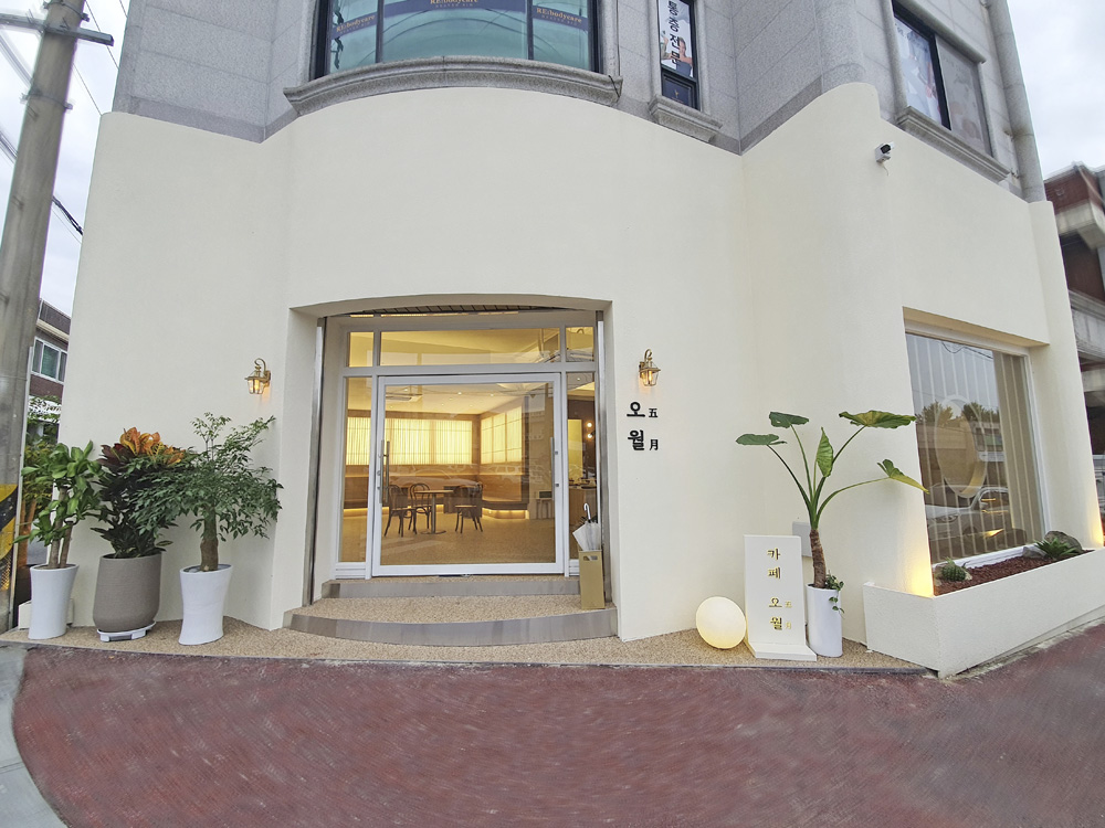 白色与木色，打造温馨 40 平米咖啡厅-16