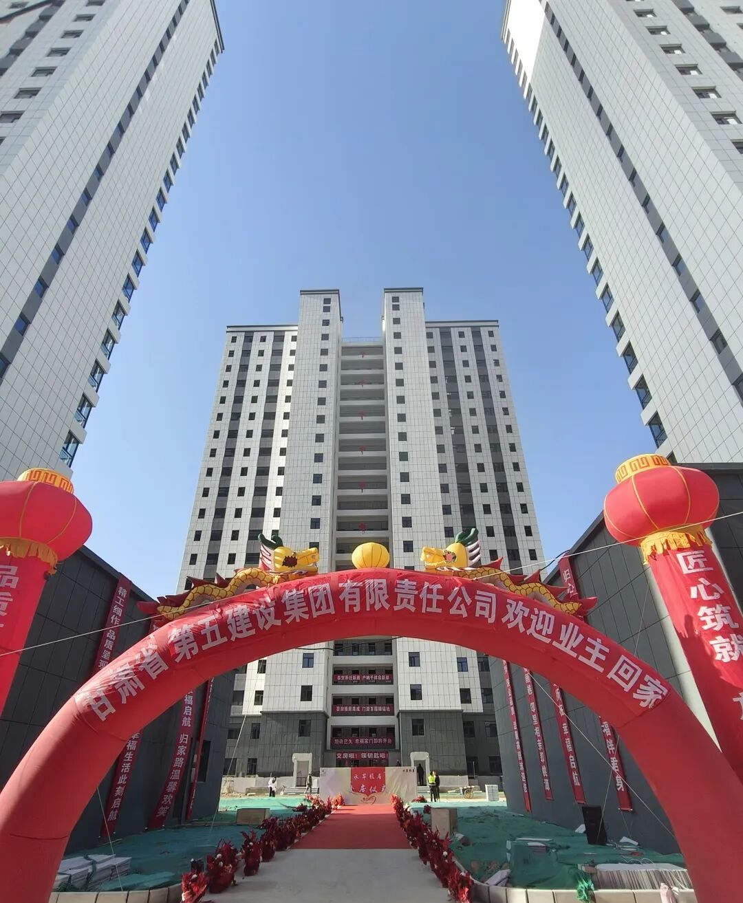 【今日五建】甘肃五建水岸雅居项目住宅楼如期交房-2