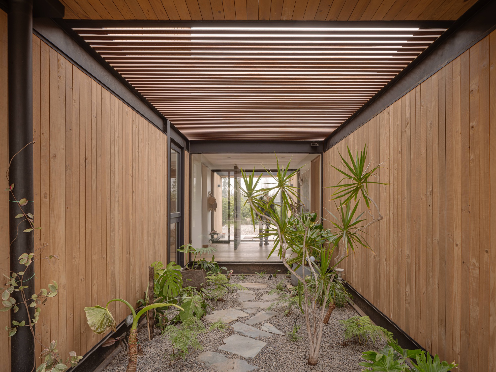 House with Lucarna / Paralelo Transversal-13