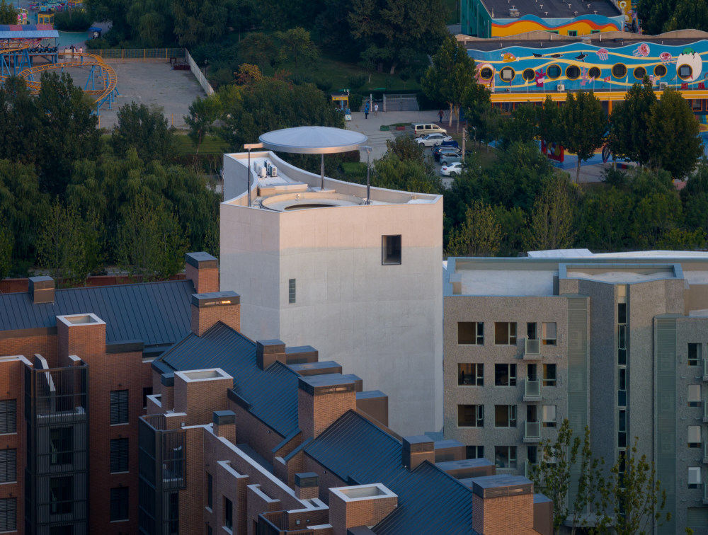 降落在阿那亚广场上精密音乐盒子的混凝土礼堂设计丨中国秦皇岛丨直向建筑-20