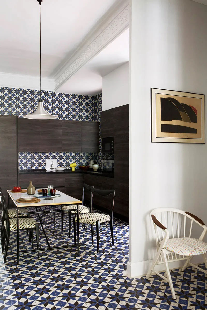 巴塞罗那现代主义建筑中小公寓的鲜艳设计-8