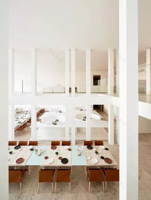 开了灯后,这家性冷淡风的酒店美爆了!-77