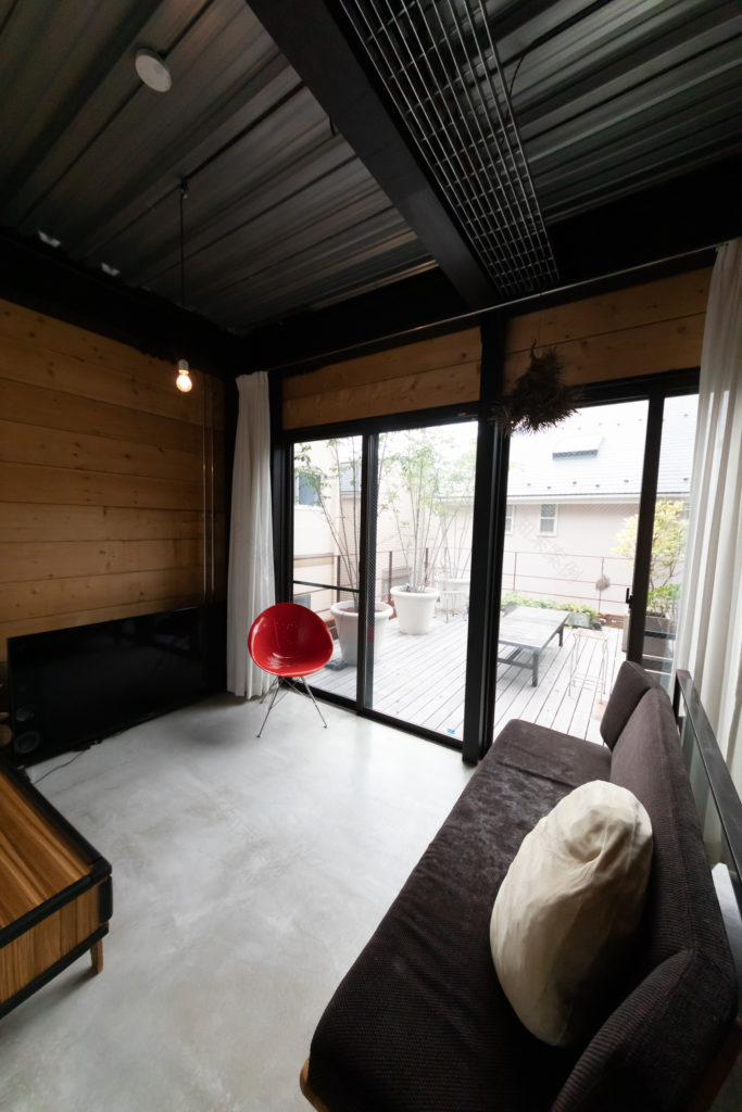 家に拡張の余地を残す鉄、木、コンクリート。マテリアルの力強さが際立つ家 | Style of Life | 100%LiFE-3