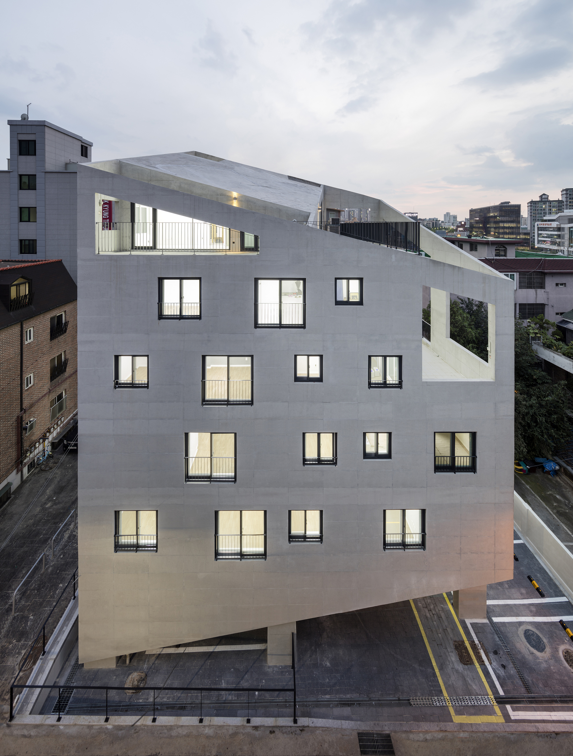 Bracing House / Atelier Jun-24