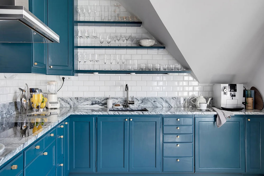 瑞典优雅公寓设计，浪漫倾斜屋顶与现代装饰的完美融合-10