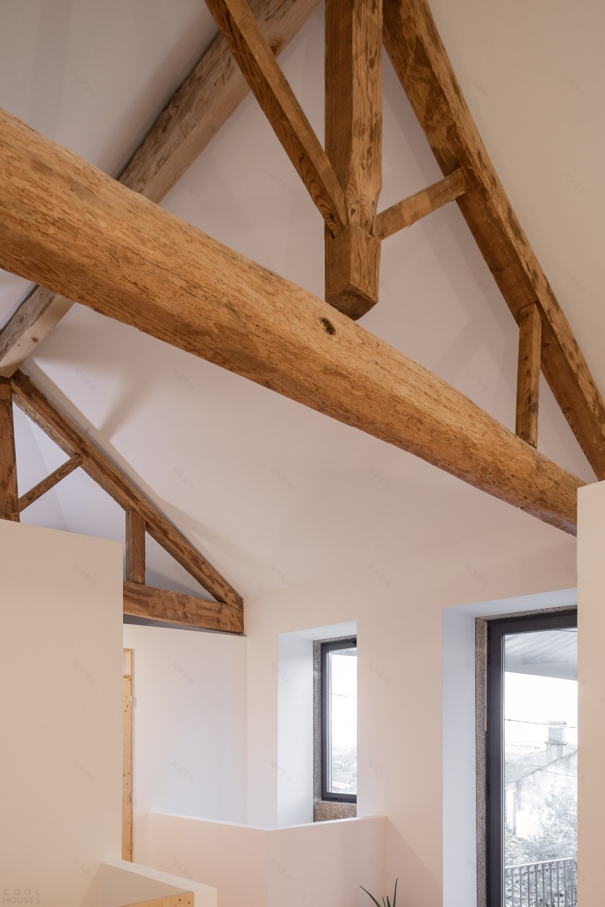 将乡村废弃房屋改造成现代舒适别墅丨葡萄牙丨Filipe Pina建筑工作室-17