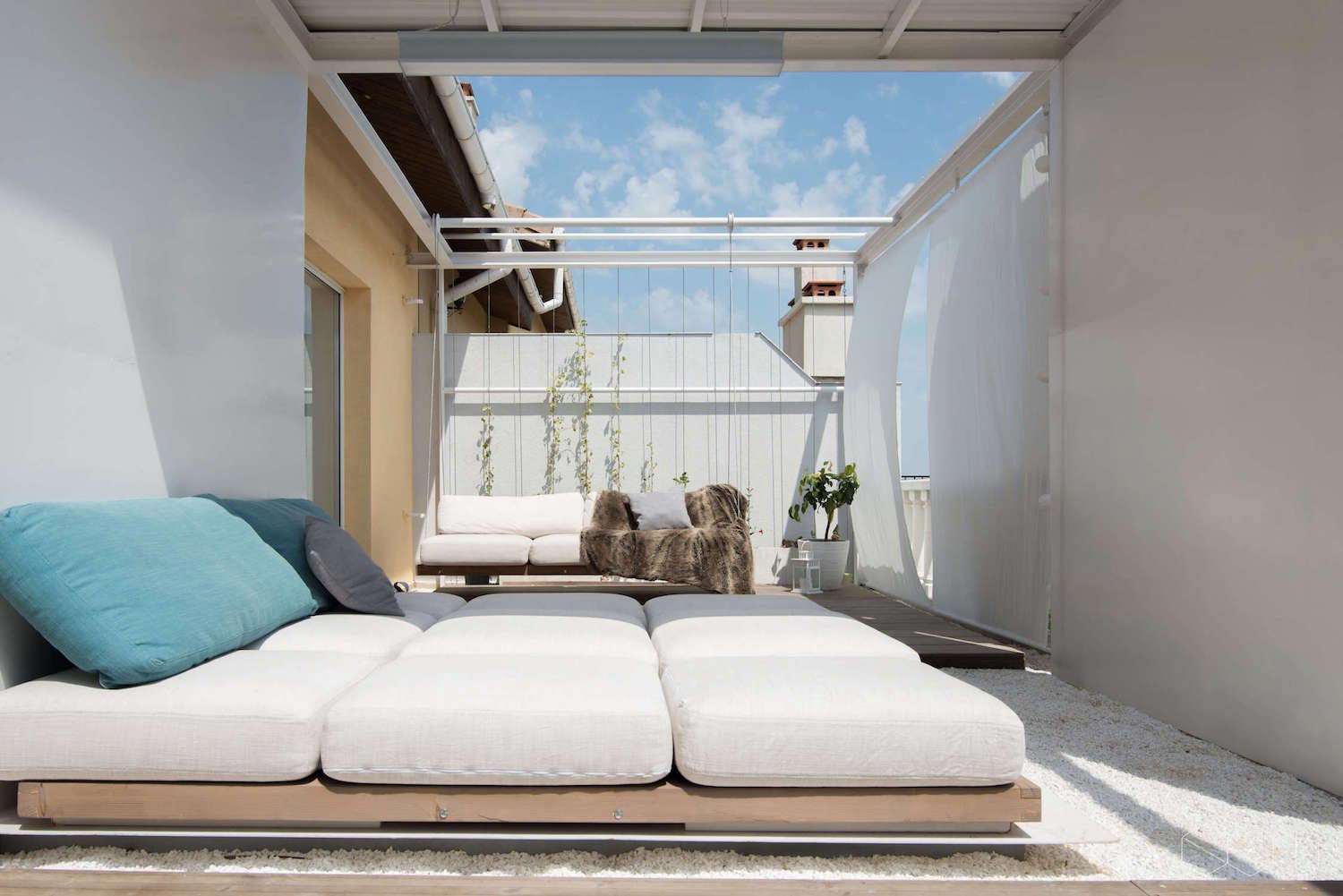 Chic penthouse for two with a contemporary and minimalist manner with a splash of color   CAANdesign  Architecture and home design blog-12