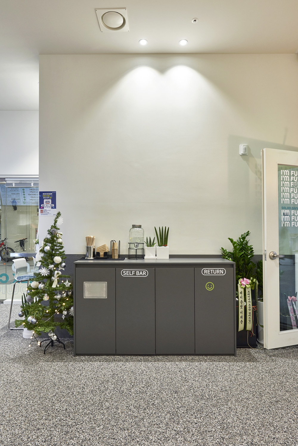 15 坪清爽白色调甜品店设计-11