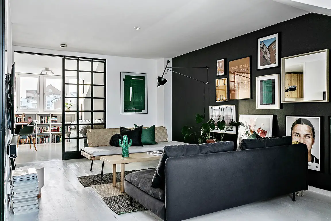 明亮与暗调交融的屋顶公寓-1