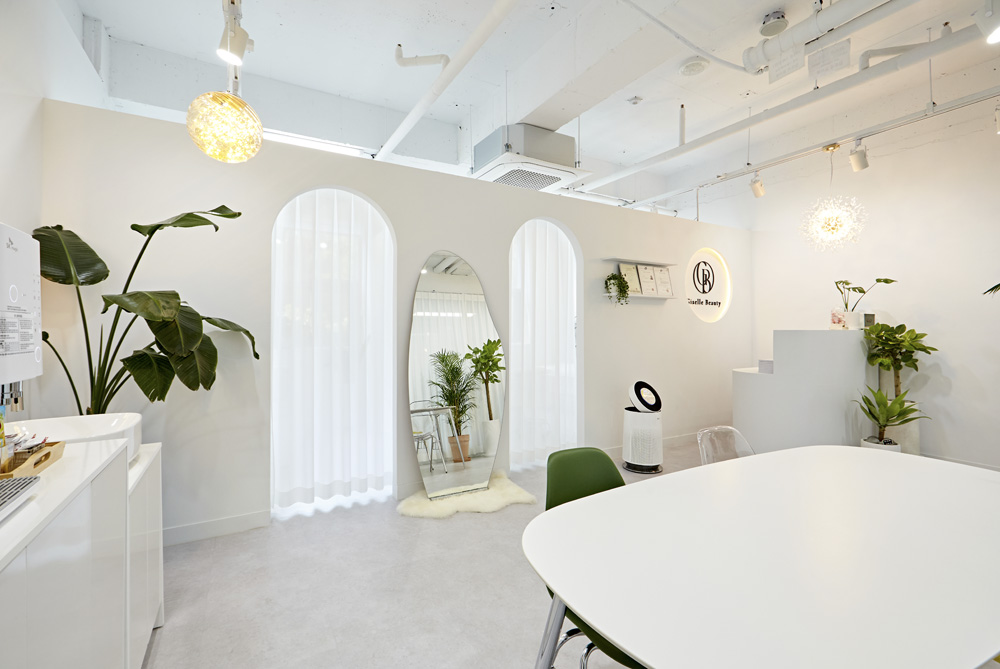 简约白色设计的 13 平小店-7