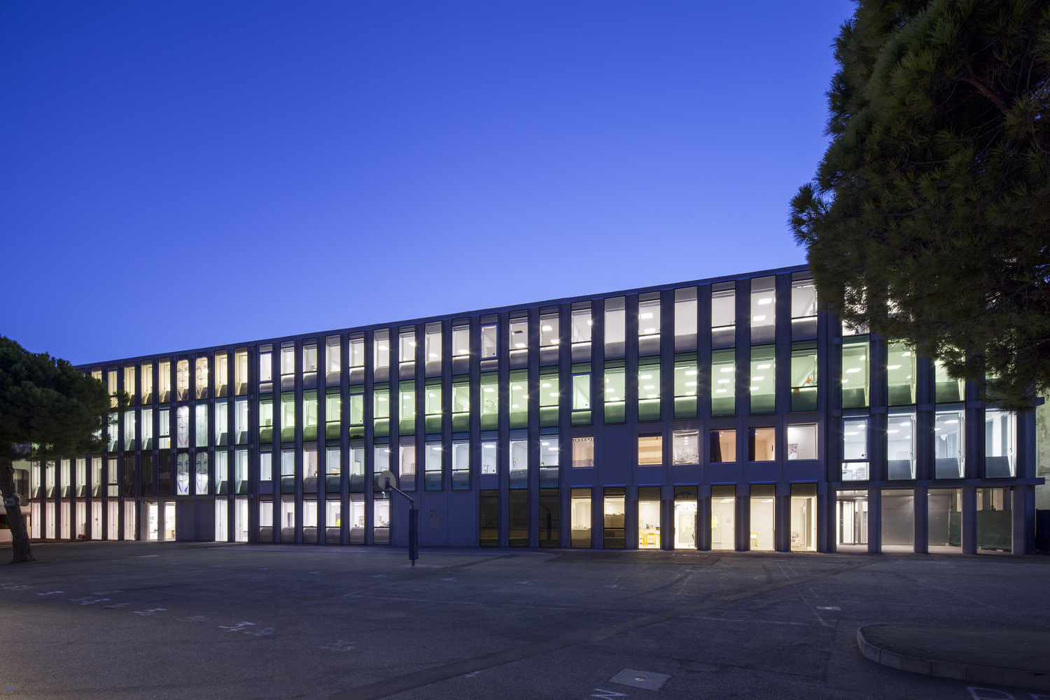 法国尼斯 Simone Veil 中学,融入环境的和谐设计-40