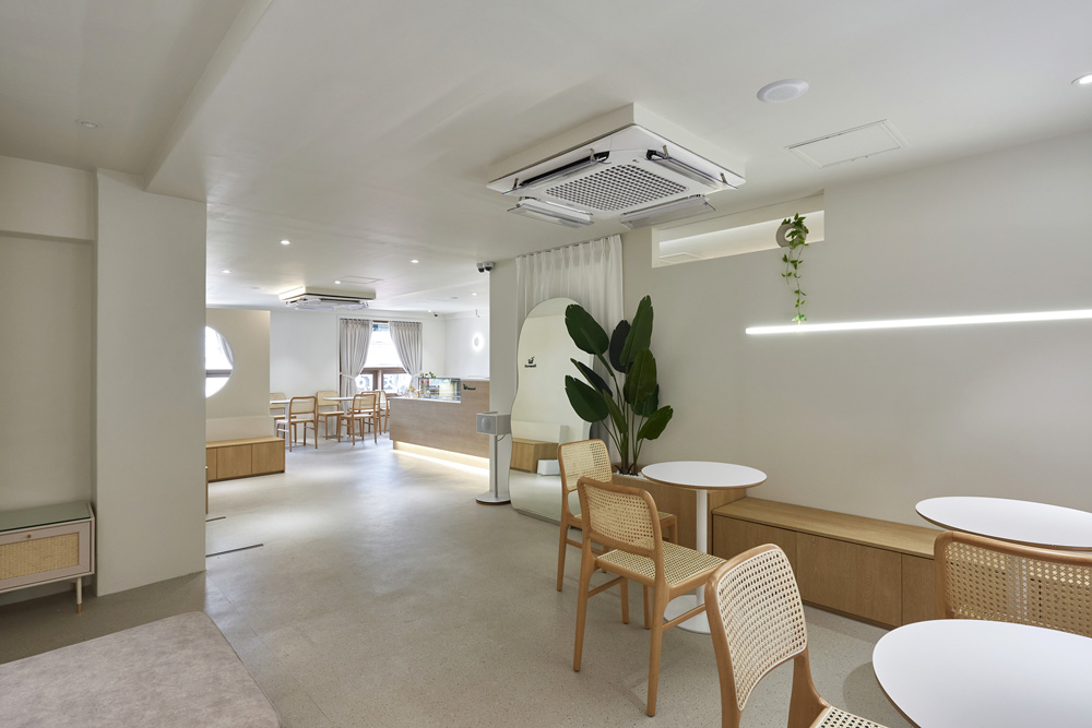 "白色&木质，现代设计的 30 平米咖啡厅"-13