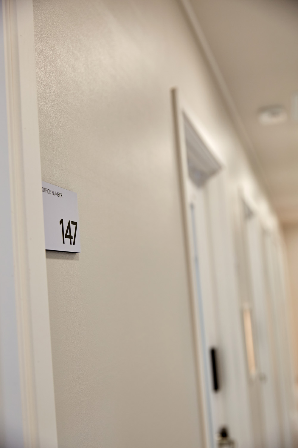 白色与木色，打造 120 平米共享办公室的极简魅力-16