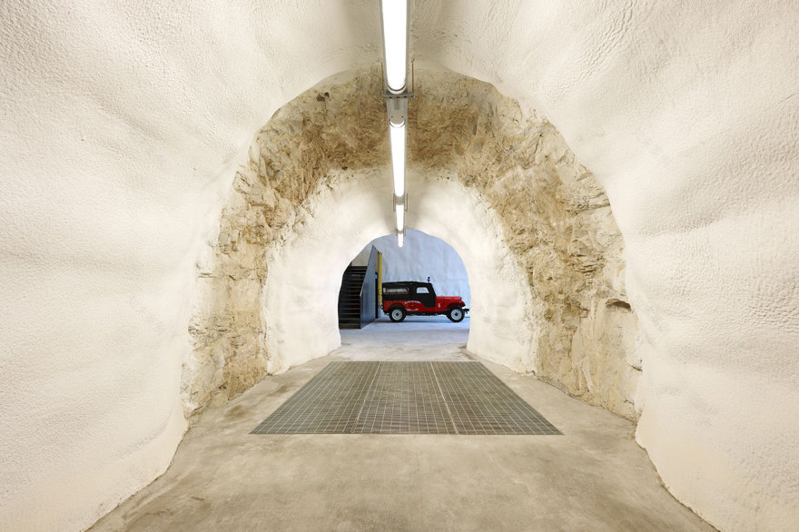 悬崖峭壁中的魔幻消防站-12