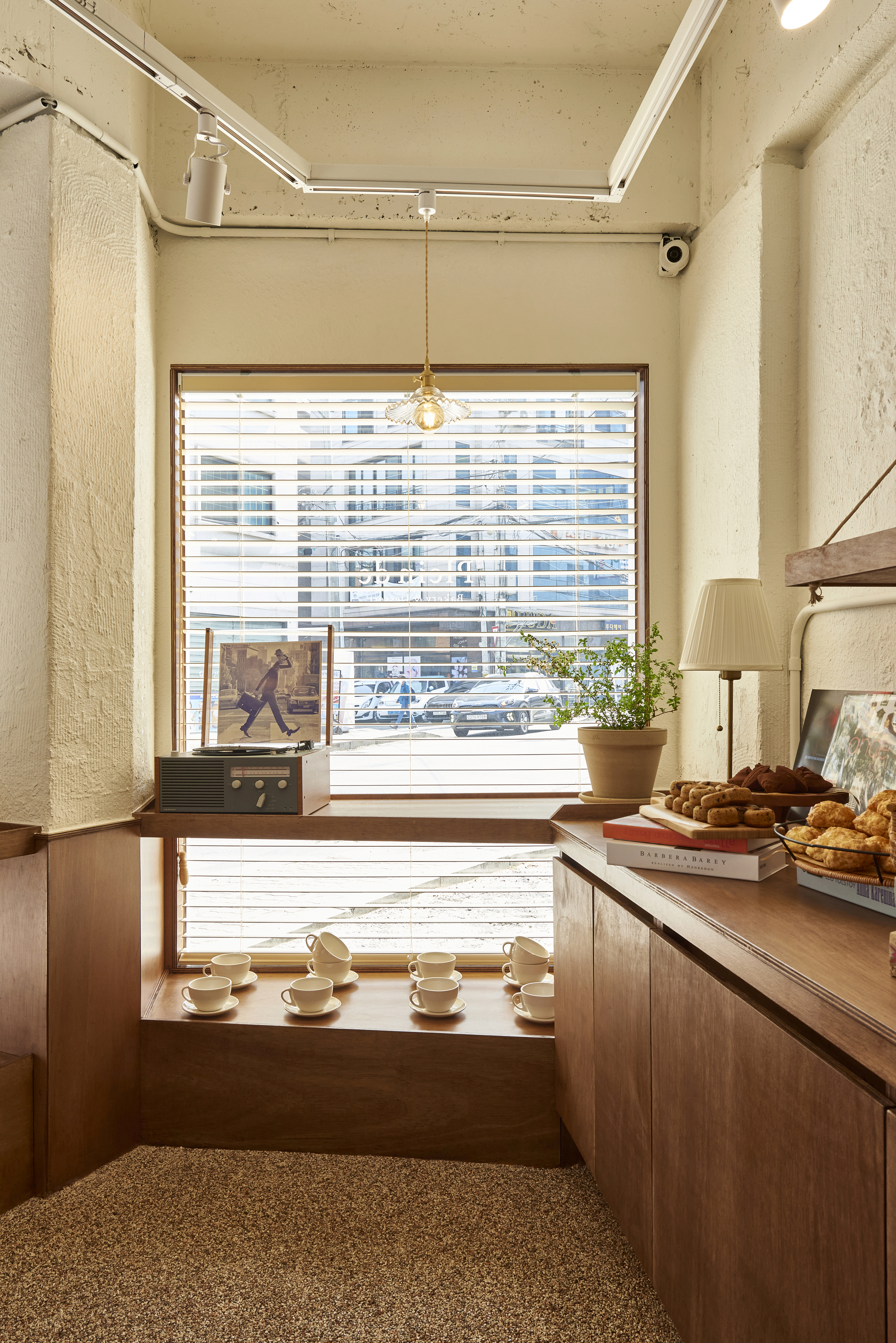 首尔 10 坪可爱面包店，温馨白色调与原木元素设计-12