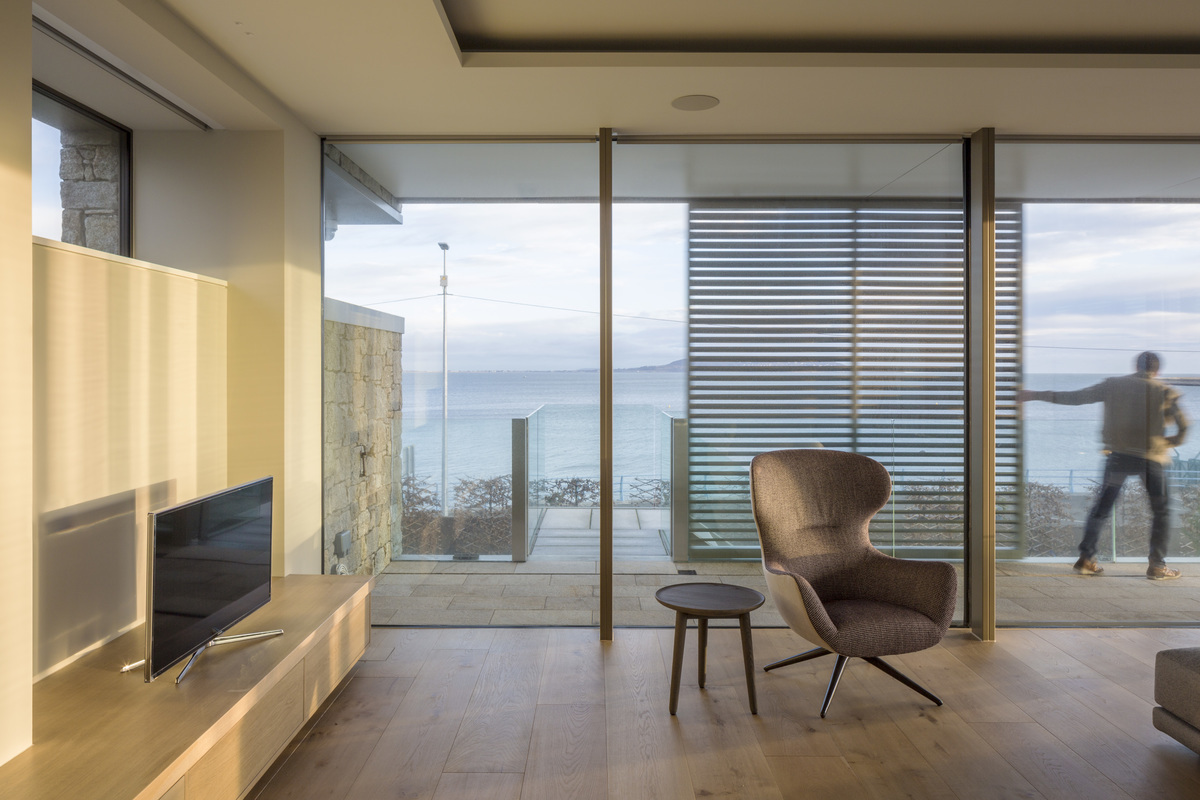 都柏林海滨现代别墅 | 致敬历史的透明重构-26