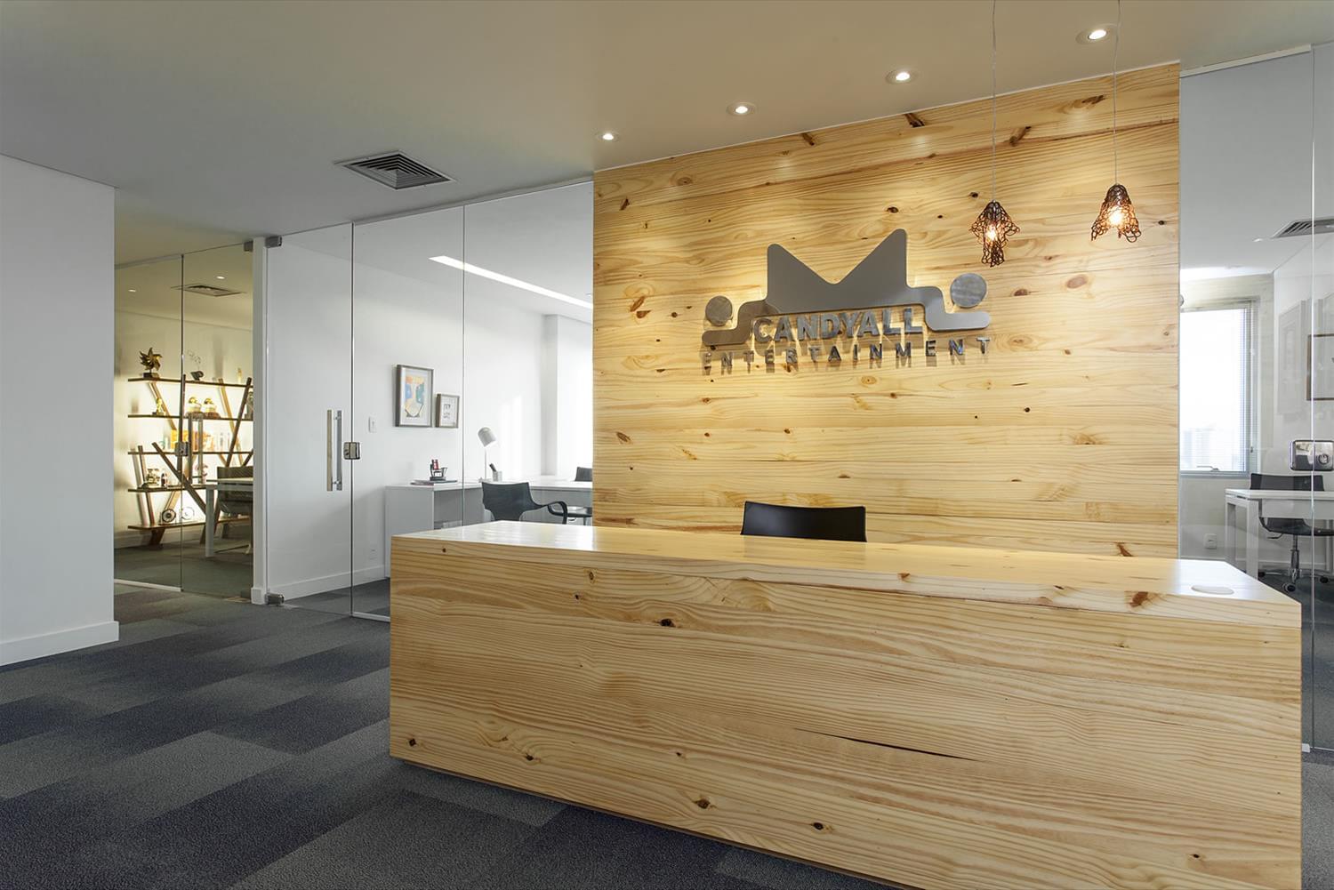 巴西 Candyall 娱乐公司办公室设计 | 木质与玻璃的完美融合-2