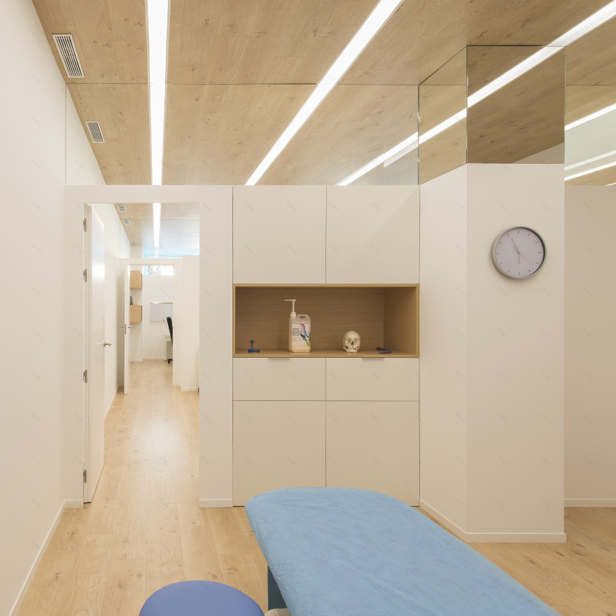 西班牙 Aitor Mira 诊所 | 自然光与木质调的舒适疗法空间-22