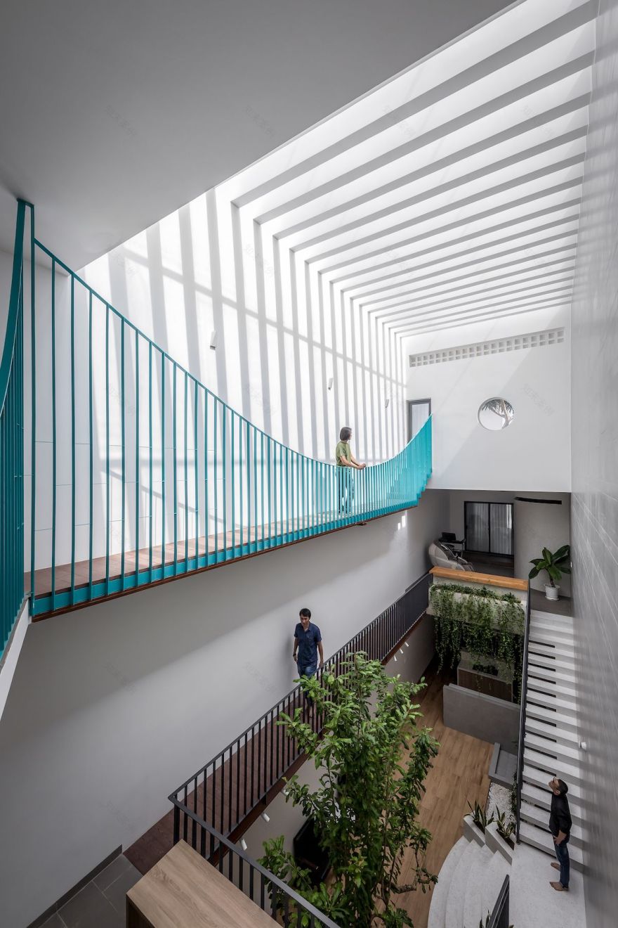 绿色桥梁连接多世代家庭-6