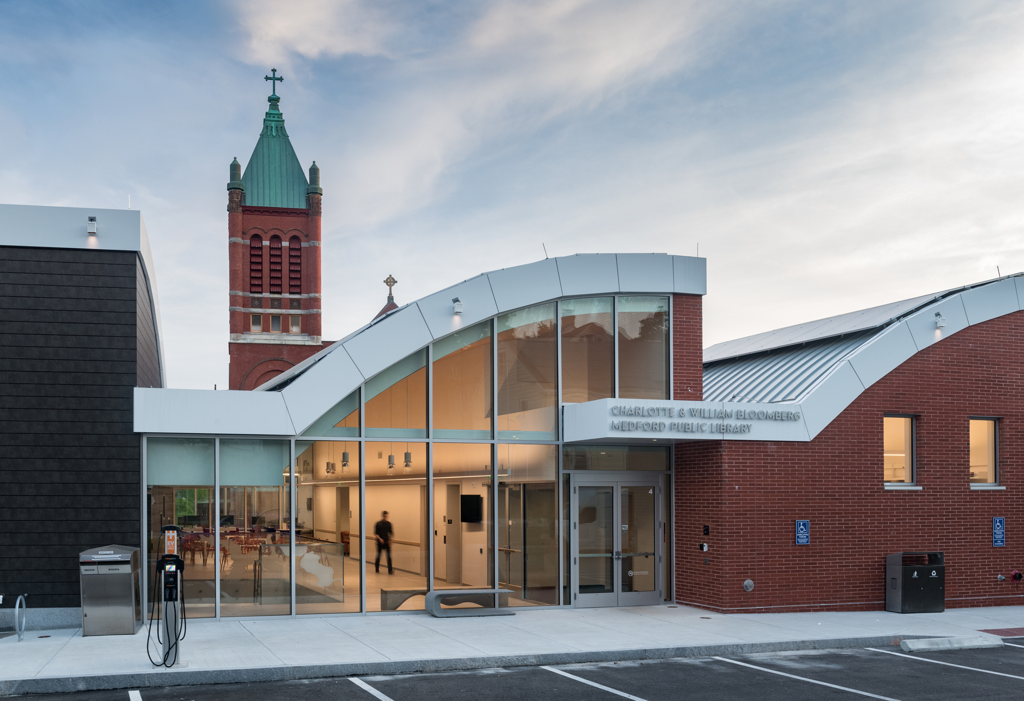 Charlotte & William Bloomberg Medford Public Library / Schwartz/Silver Architects-44