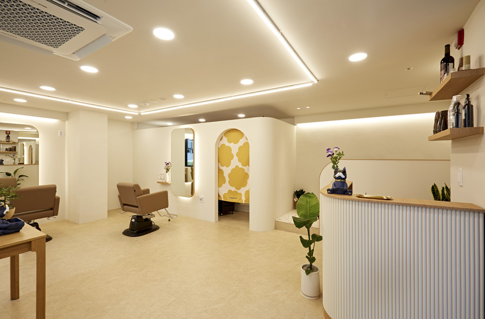 12 平米美妆室的现代白色风格设计-5