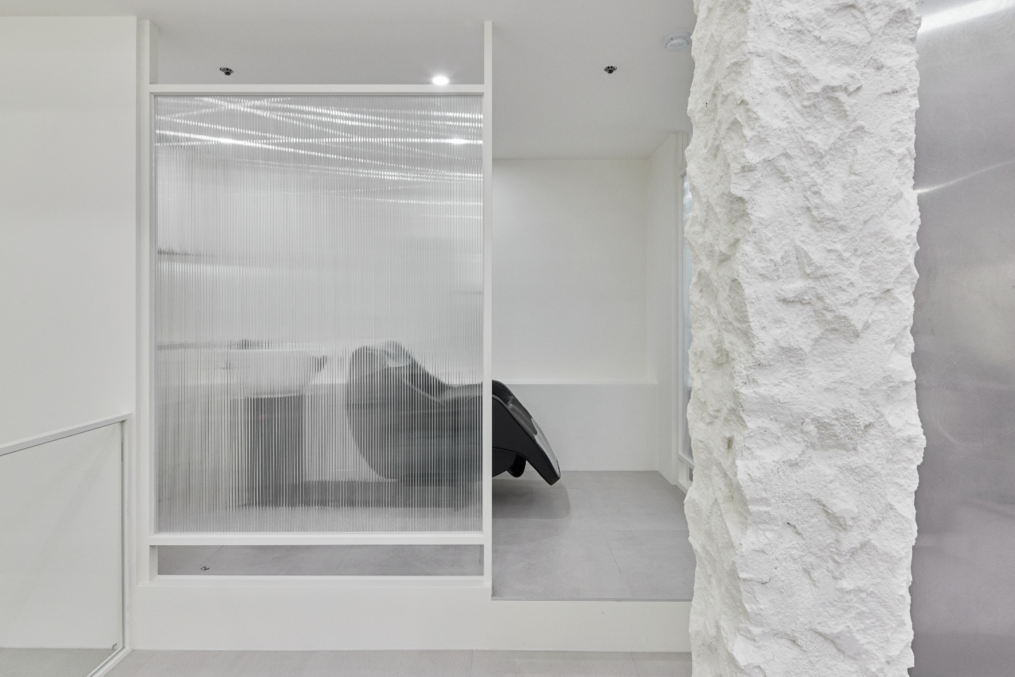 白色调高级美容沙龙，打造舒适私密空间-16