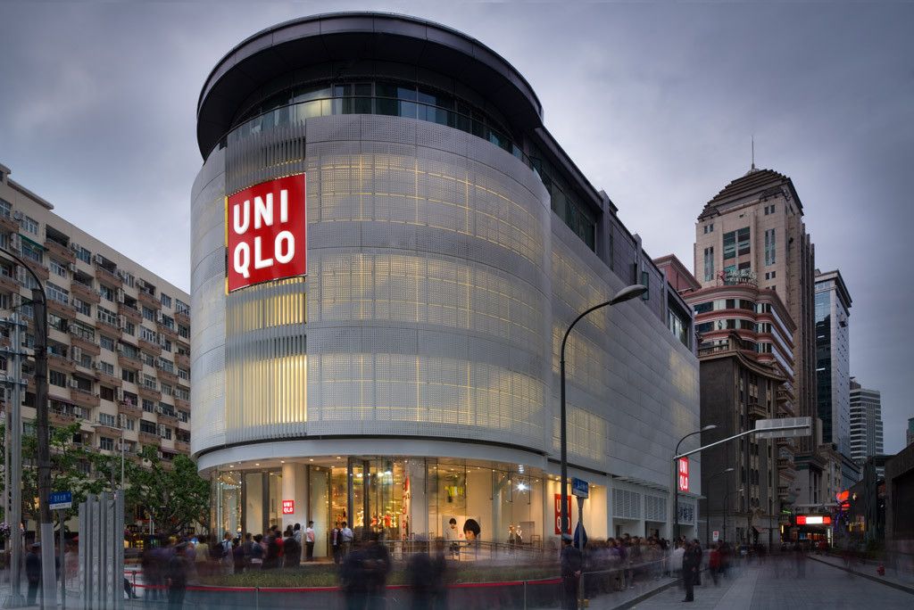 上海 Uniqlo 旗舰店——金属穿孔立面与室内戏剧性设计的完美融合-11