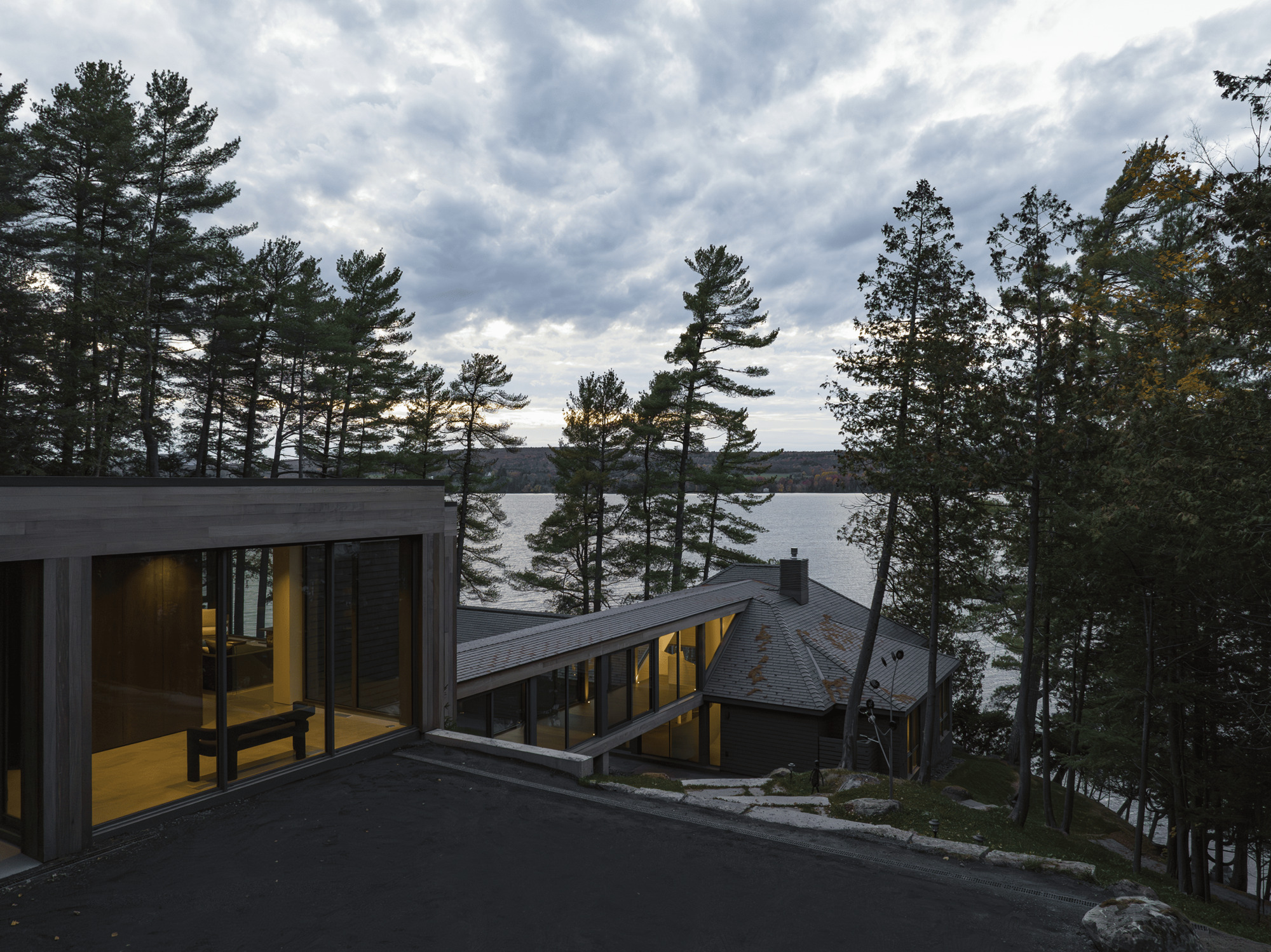 角屋；尖点之屋（注：Pointe在不同语境可能有角、尖端等意思，这里Maison de la Pointe直译为角之屋或尖端之屋，角屋表述相对简洁顺口，尖点之屋更体现原意，可根据具体背景选择） 丨加拿大丨YH2 Architecture-22