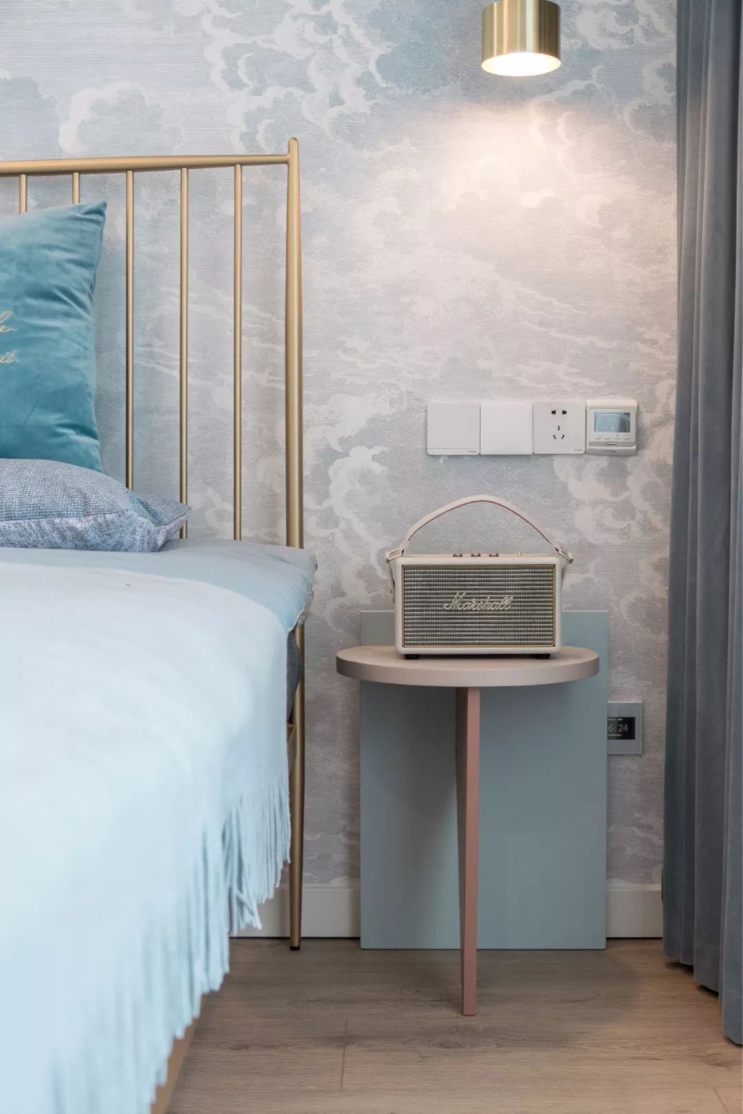 轻奢风卧室设计，黄铜色床铺打造高档氛围-28