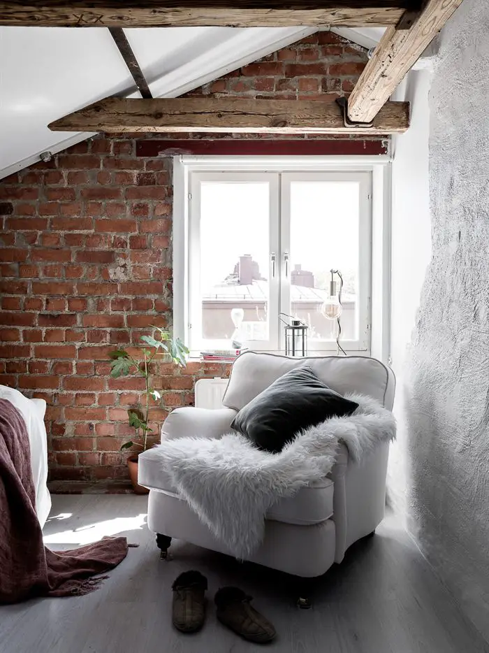 瑞典 1931 年老建筑中的红砖阁楼卧室-1