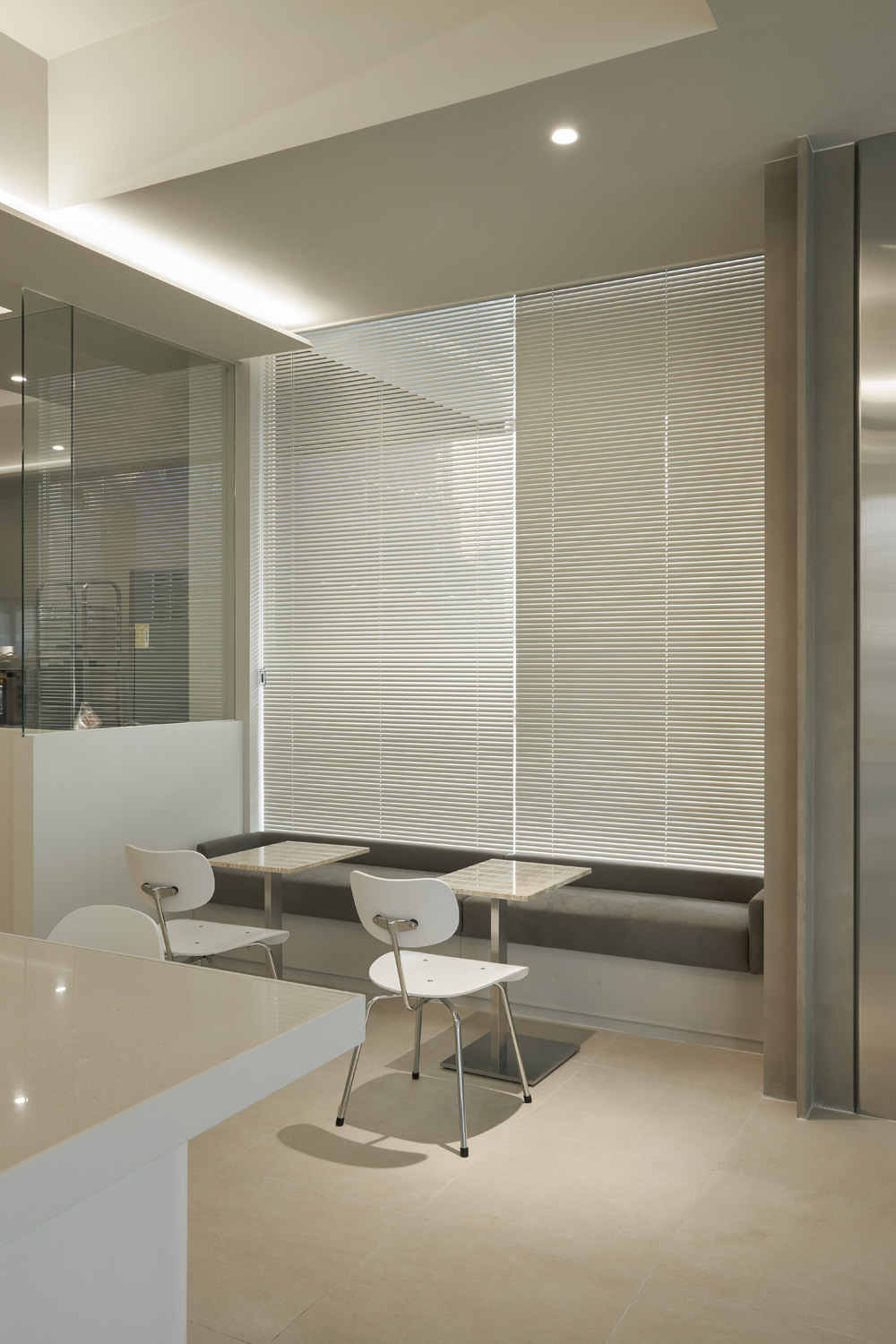 高级白色调的 30 平米现代咖啡厅设计-14