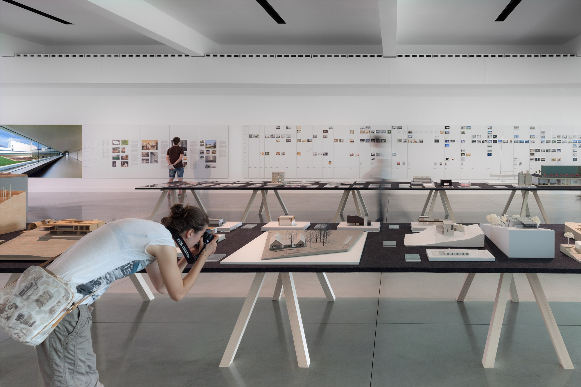 约翰·帕森 极简空间展览

注：Plain Space常见可理解为极简空间 ，E·hibition推测是 Exhibition拼写错误 -6