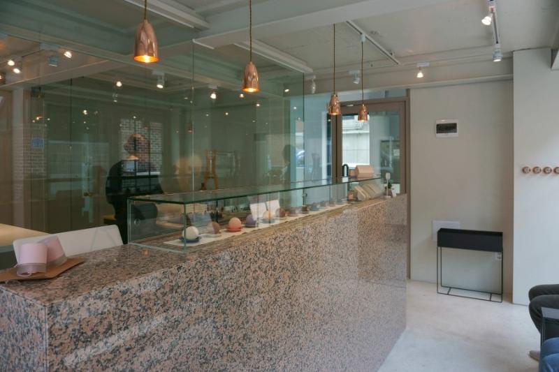 首尔十坪高级现代甜品店设计-6